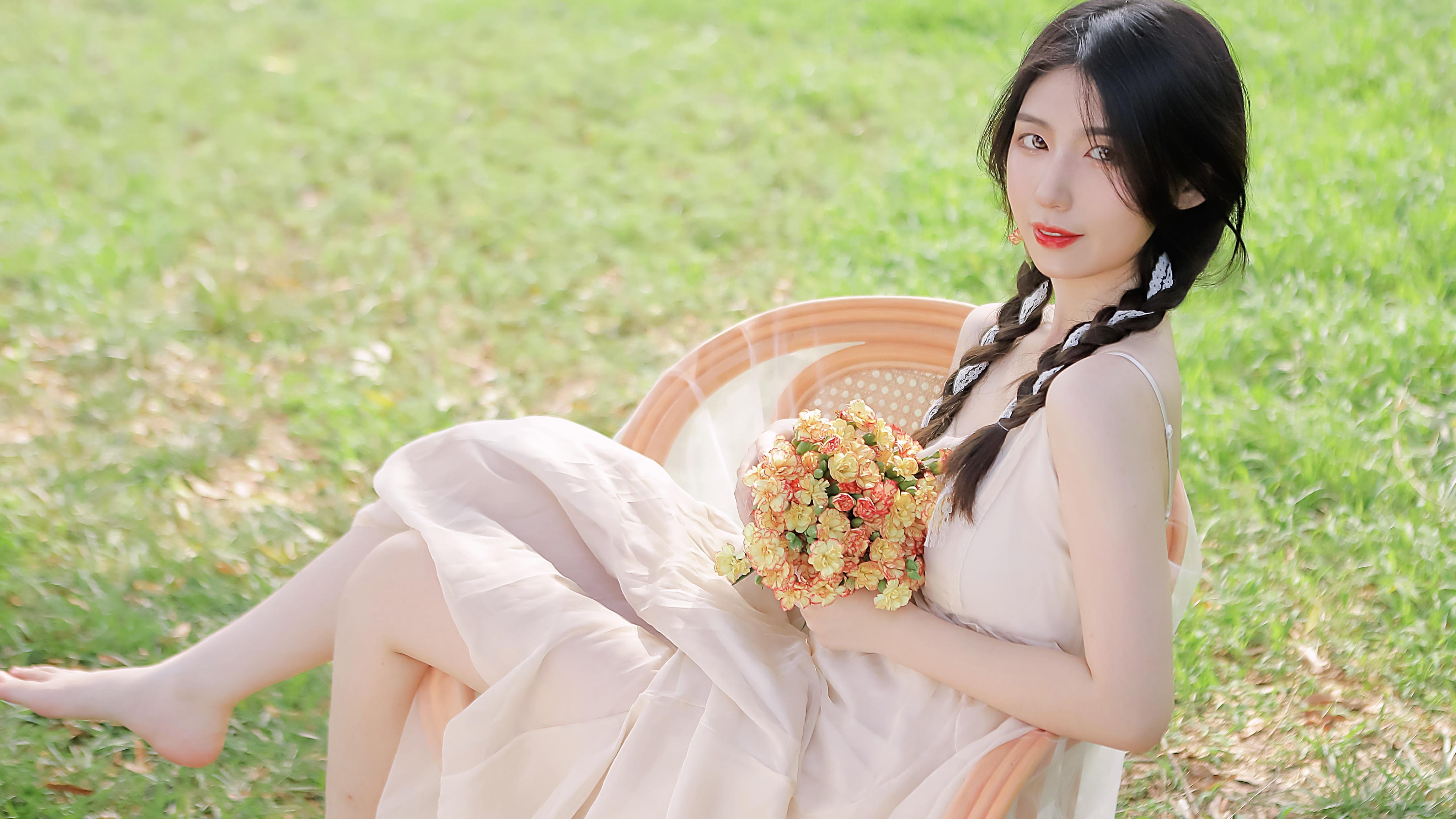 SUV悬在山坡两人危在旦夕 十几人拉绳作保险